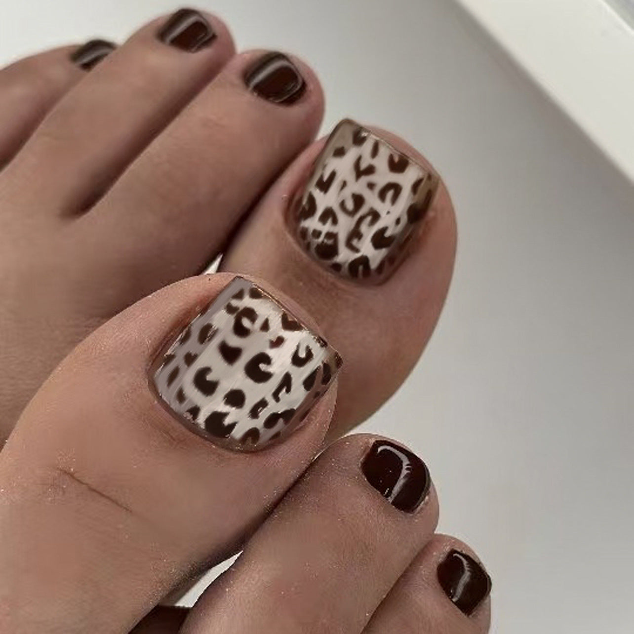 Leopard Print Press On Toenails with Black Glossy Solid Color Nude Gold Base Short Squoval Shape Full Cover False Toe Nails Kit Reusable Pedicure 118