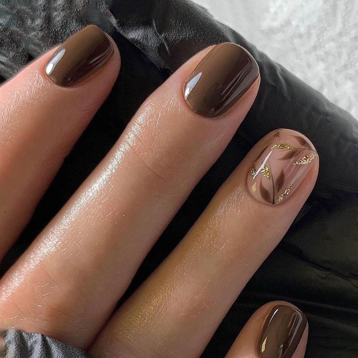 Brown Press On Nails with Leaf Design Nude Accent Glossy Short Squoval Shape Minimal Botanical Style Reusable Full Cover False Nails Kit Elegant Everyday Nails 105